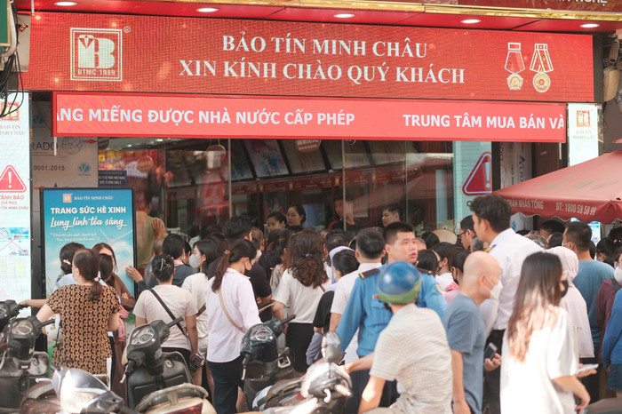 Người dân chen chúc xếp hàng mua, cửa hàng thông báo "không còn vàng để bán"