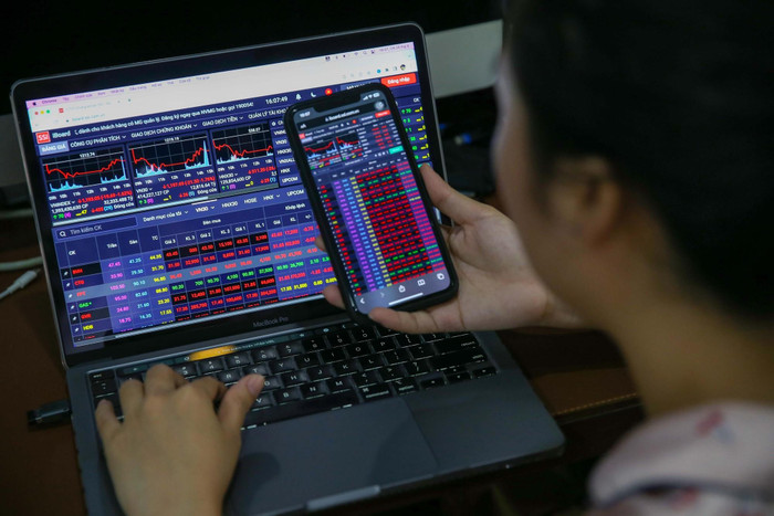 VN-Index điều chỉnh quanh 1.900 điểm, xu hướng tăng còn được giữ?