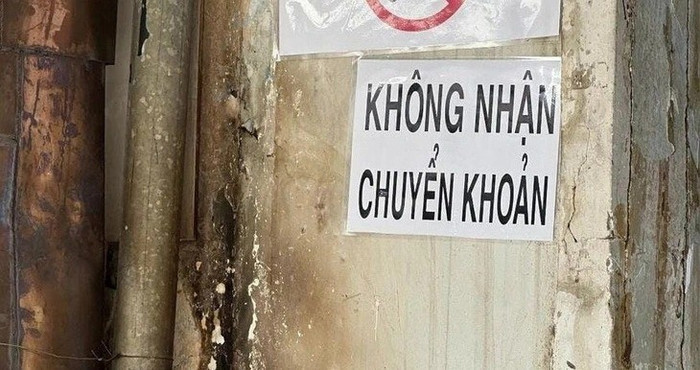 Nhiều hàng quán đồng loạt treo biển "ngừng nhận chuyển khoản", chỉ chấp nhận thanh toán bằng tiền mặt. 503104897-23986112614358328-3395479137682338446-n.jpg