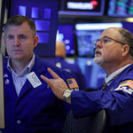 Chứng khoán Mỹ lao dốc, giá dầu giảm nhẹ