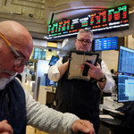 Chứng khoán Mỹ lao dốc, giá dầu ở ngưỡng cao 6 tháng 