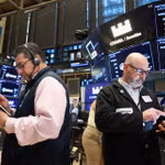 Dow Jones lập đỉnh lịch sử, Nasdaq chịu áp lực từ nhóm cổ phiếu chip