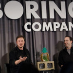 Tỷ phú Elon Musk và ông Steve Davis trong một sự kiện của The Boring Company vào năm 2018