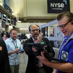 Phố Wall tăng mạnh nhờ cổ phiếu AI và hy vọng chấm dứt tình trạng chính phủ Mỹ đóng cửa 