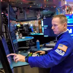 Chứng khoán Mỹ giằng co, giá dầu giảm gần 2%