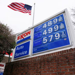 Giá dầu tăng sốc vì chiến sự Iran, doanh nghiệp toàn cầu đồng loạt chùn bước