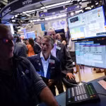 Phố Wall chạm mốc cao kỷ lục khi Eo biển Hormuz được mở lại, giá dầu lao dốc