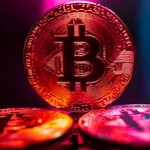 Bitcoin giảm sâu sau khi chạm đỉnh lịch sử