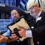 Chứng khoán Mỹ bứt phá, giá dầu hạ nhiệt trước kỳ vọng Mỹ - Iran sớm nối lại đàm phán