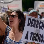 Người dân Tây Ban Nha tham gia biểu tình với dòng chữ "derecho a techo", có nghĩa là "quyền có một mái nhà" hay "quyền có nhà ở"