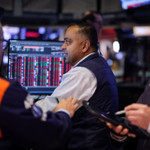 Phố Wall đi lên nhờ kỳ vọng Fed sắp giảm lãi suất, giá dầu nhích nhẹ