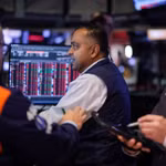 Chứng khoán Mỹ tăng nhẹ, giá dầu tiếp tục leo thang vì căng thẳng Trung Đông 