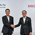 Chủ tịch, CEO Nissan Makoto Uchida (trái) bắt tay với Chủ tịch, CEO Honda Toshihiro Mibe (phải) sau một cuộc họp báo ngày 1/8/2024