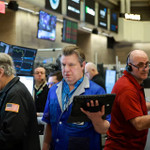 Chứng khoán Mỹ tăng mạnh, giá dầu lao dốc 11%