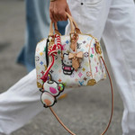 Louis Vuitton và các “ông lớn” xa xỉ tung sản phẩm giá mềm để chinh phục khách hàng trẻ 