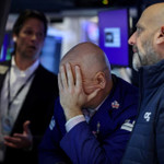 Phố Wall chao đảo, giá dầu tăng vọt 5%