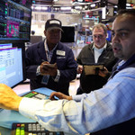 Phố Wall quay đầu đảo chiều, giá dầu tăng vọt 5%