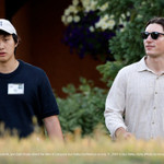 Nhà sáng lập và cựu CEO Scale AI Alexandr Wang (bên trái) và Zodi Chalat bên ngoài Hội thảo Allen & Company Sun Valley vào tháng 11/2024