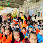 Nữ doanh nhân Nguyễn Thị Kim Liên tại chương trình “Áo ấm cho em” ở các điểm trường thuộc xã Nam Trà My và xã Trà Vân