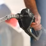 Người tiêu dùng Mỹ loay hoay chống đỡ “cơn bão” giá xăng dầu