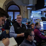 Phố Wall tăng điểm nhờ cổ phiếu công nghệ, giá dầu hạ nhiệt