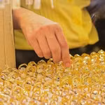 Giá vàng tăng vọt theo thế giới, nhà đầu tư đổ xô tìm “nơi trú ẩn”