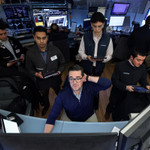 Chứng khoán Mỹ biến động mạnh, giá dầu bật tăng 3%