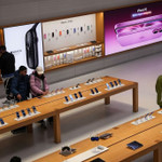 Ông Trump lại đe đánh thuế EU, Apple, thương chiến nguy cơ leo thang