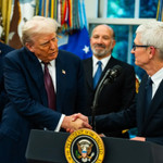 CEO Apple Tim Cook đã thuyết phục ông Trump từ bỏ kế hoạch iPhone “Made in USA” như thế nào? 