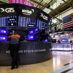 Chứng khoán Mỹ giảm điểm, giá dầu bật tăng mạnh