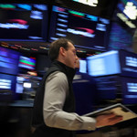 Dow Jones và S&P 500 trở lại đỉnh lịch sử, giá dầu trượt giảm gần 2%