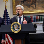 Chủ tịch kiêm Tổng giám đốc điều hành TSMC C.C. Wei phát biểu bên cạnh Tổng thống Mỹ Donald Trump và Bộ trưởng Thương mại Howard Lutnick, khi đưa ra thông báo về một khoản đầu tư của TSMC vào Mỹ vào hồi tháng 3/2025