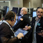 S&P 500 quay đầu giảm điểm sau khi lập đỉnh, Nasdaq đi lên nhờ Nvidia