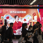 Nền kinh tế hai tốc độ của Trung Quốc: Tiêu dùng chững lại, xuất khẩu bứt tốc