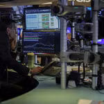 Chứng khoán Mỹ tăng mạnh, giá dầu xuống dưới ngưỡng 100 USD