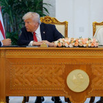Tổng thống Mỹ Donald Trump (ngồi giữa), Quốc vương Qatar Tamim bin Hamad Al Thani (bên phải) và Tổng giám đốc Boeing Kelly Ortberg tham dự lễ ký kết tại Doha, Qatar hôm 14/5