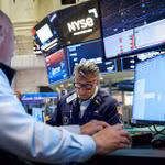 Nasdaq và S&P 500 giảm điểm trong khi Dow Jones lập kỷ lục mới, giá dầu lao dốc 5%