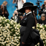 Nữ ca sĩ, doanh nhân Rihanna tại thảm đỏ Met Gala 2025