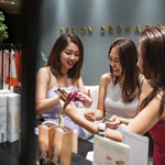 Thay vì tiết kiệm, giới trẻ Singapore “vung tiền” cho hàng hiệu để giữ hình ảnh 
