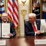 Thủ tướng Australia Anthony Albanese (bên trái) và Tổng thống Mỹ Donald Trump trong buổi ký kết thoả thuận khoáng sản ngày 20/10