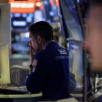 Phố Wall giảm điểm, giá dầu bật tăng mạnh