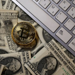Bitcoin giảm về 106.000 USD do áp lực chốt lời