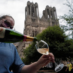 Mặt tối đằng sau những ly Champagne mùa lễ hội