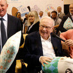Tỷ phú Warren Buffet (đứng giữa) và người kế nhiệm Greg Abel (bên trái)