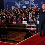 Ông Trump và “bóng dáng Biden” trong các đề xuất kinh tế mới