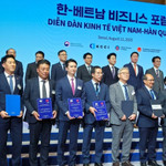 Diễn đàn Doanh nghiệp Hàn Quốc - Việt Nam tại Seoul quy tụ nhiều doanh nhân lớn, trong đó có CEO Dunamu Oh Kyoung-suk (hàng đầu, ngoài cùng bên trái) và Chủ tịch Ngân hàng Quân đội Việt Nam Lưu Trung Thái (hàng đầu, thứ hai từ trái sang)
