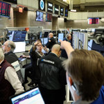 Phố Wall giảm điểm, giá dầu lại tăng mạnh