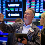 Phố Wall giằng co sau báo cáo việc làm, giá dầu tăng 1% vì căng thẳng Mỹ - Iran