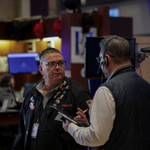 Lo ngại Fed hoãn cắt giảm lãi suất, chứng khoán Mỹ giảm nhẹ