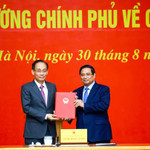 Thủ tướng Phạm Minh Chính trao quyết định cho ông Lê Hoài Trung, sáng 30/8. Ảnh: Nhật Bắc